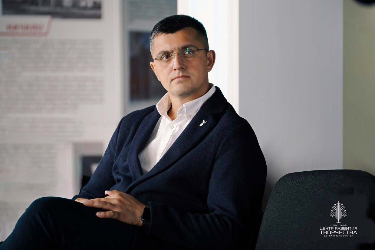 Роман Вершинин поздравил педагогов с Днём учителя 